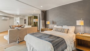 Una habitación de hotel moderna con una cama grande, un escritorio y una silla.
