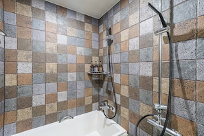 Doppia Deluxe | Bagno | Asciugacapelli, asciugamani, sapone, shampoo