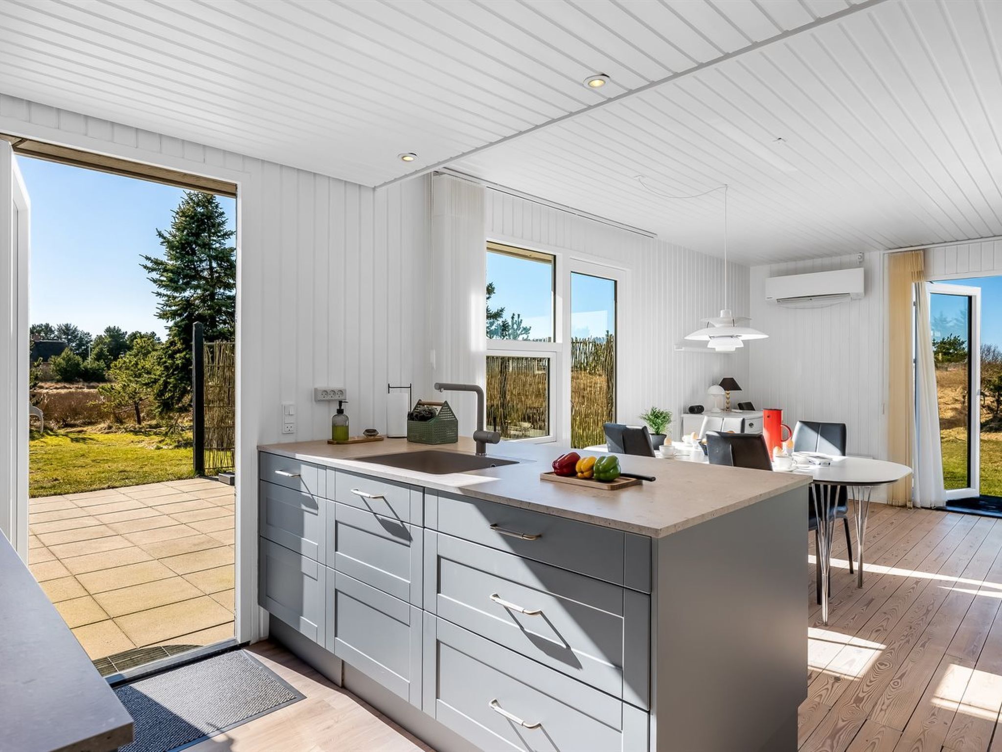 Kühlschrank, Mikrowelle, Geschirrspüler, Kochgeschirr/Geschirr/Besteck