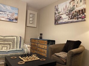 Smart TV, chimenea, libros