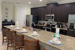 冷蔵庫、電子レンジ、オーブン、コンロ