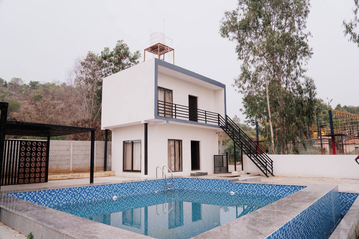 A modern two-story house with a swimming pool.