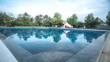 Kolam renang outdoor