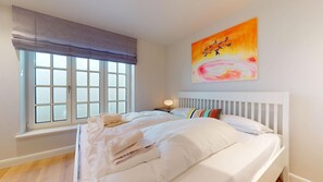 3 bedrooms, desk, WiFi, bed sheets