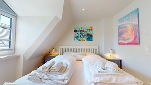 3 bedrooms, desk, WiFi, bed sheets