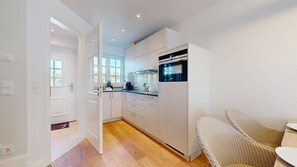 Fridge, stovetop, dishwasher