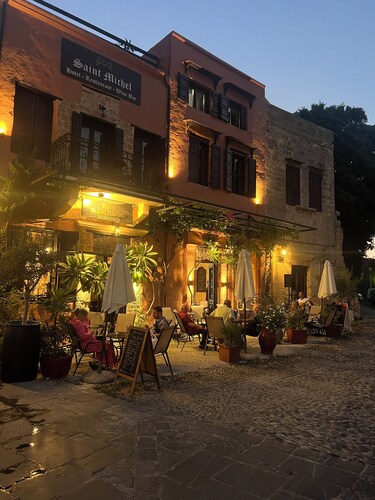 BARBARIAN - 3 BEDROOM 2 TOILET 3 SHOWER HOUSE IN THE OLD TOWN next to port