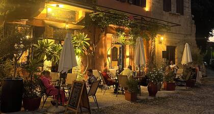 BARBARIAN - 3 BEDROOM 2 TOILET 3 SHOWER HOUSE IN THE OLD TOWN next to port