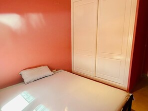 3 室のベッドルーム、アイロン / アイロン台、WiFi、ベッドシーツ