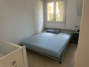 3 bedrooms, iron/ironing board, WiFi, bed sheets