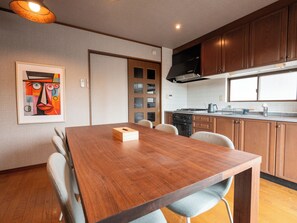 Casa conforto, sacada, vista para o parque | Cozinha privada | Geladeira grande, micro-ondas, cooktop