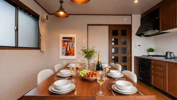 Comfort House, Balcony, Park View | In-room dining