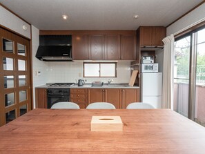 Comfort-Haus, Balkon, Parkblick | Eigene Küche | Großer Kühlschrank, Mikrowelle, Herdplatte