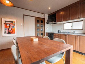 Nhà tiện nghi đơn giản, ban công, quang cảnh công viên | Màn/rèm cản sáng, bàn ủi/dụng cụ ủi quần áo