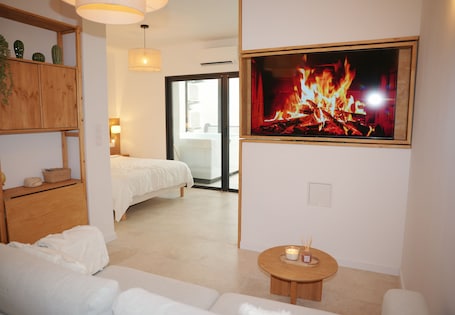1 bedroom, in-room safe, desk, iron/ironing board. Cosy suite with private Jacuzzi & modern design