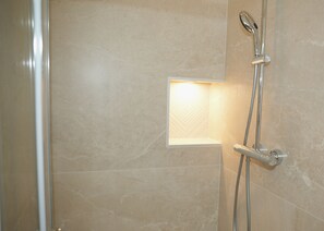 Hair dryer, towels, soap, shampoo - Cosy suite with private Jacuzzi & modern design (Avignon)