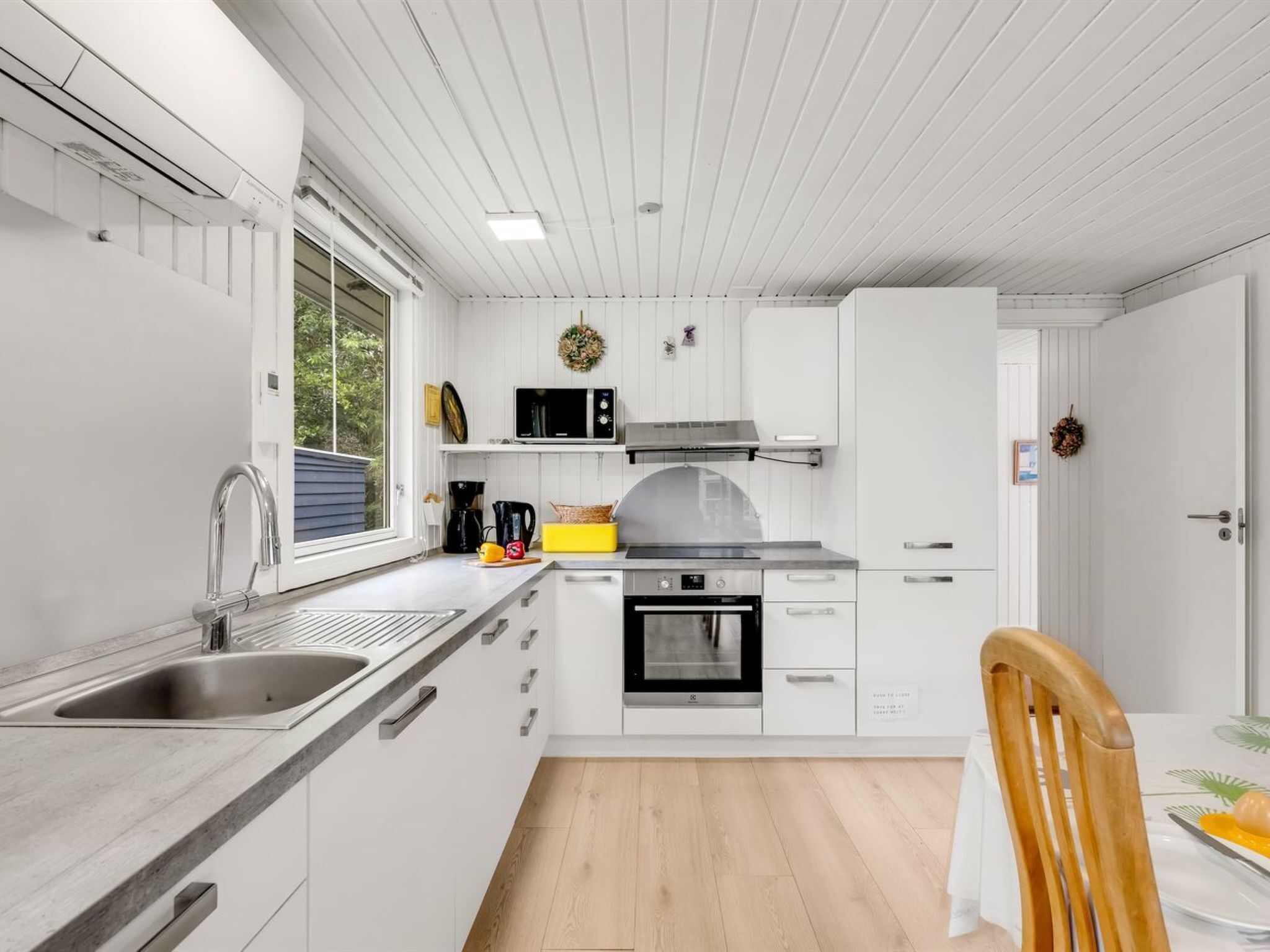 Een koelkast, een microgolfoven, een vaatwasser