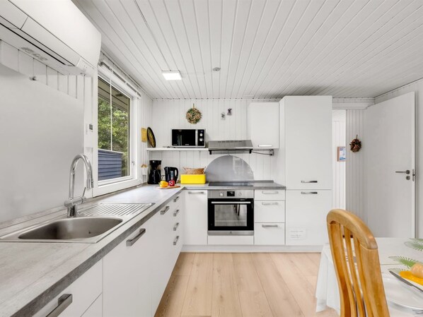 Fridge, microwave, dishwasher, cookware/dishes/utensils