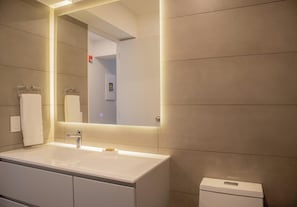 Suihku, hiustenkuivaaja, pyyhkeet