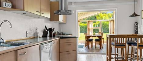 冷蔵庫、電子レンジ、食器洗い機、調理器具と食器