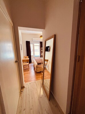 舒適客房, 陽台, 城市景觀 | 遮光布/窗簾、熨斗/熨衣板、免費無線上網