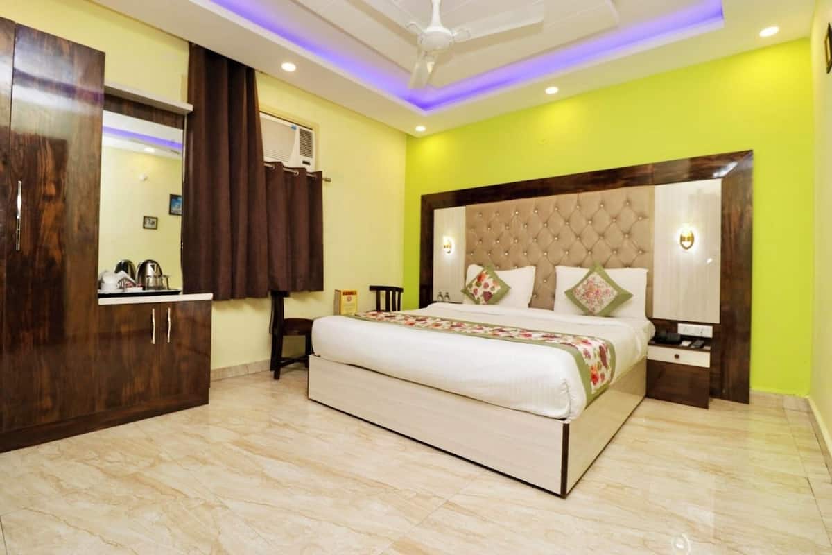 In-room safe, desk, laptop workspace, soundproofing
