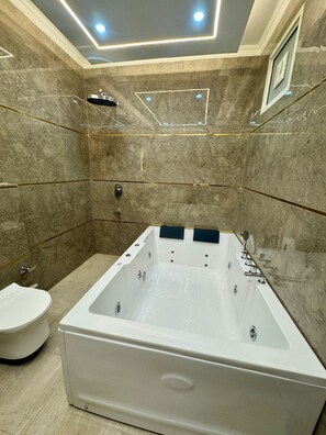 Family Suite, Accessible Bathtub, Air conditioning | Private spa tub