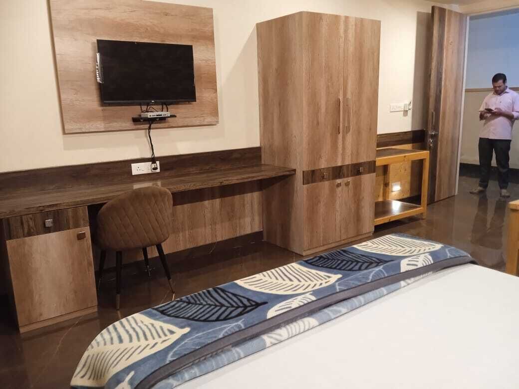 6 bedrooms, iron/ironing board, WiFi, bed sheets