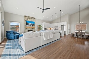 Smart TV, fireplace, video games - Eden Overlook B10 | Ski Retreat | Hot Tub & Views (Eden)