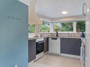 Fridge, microwave, dishwasher, cookware/dishes/utensils