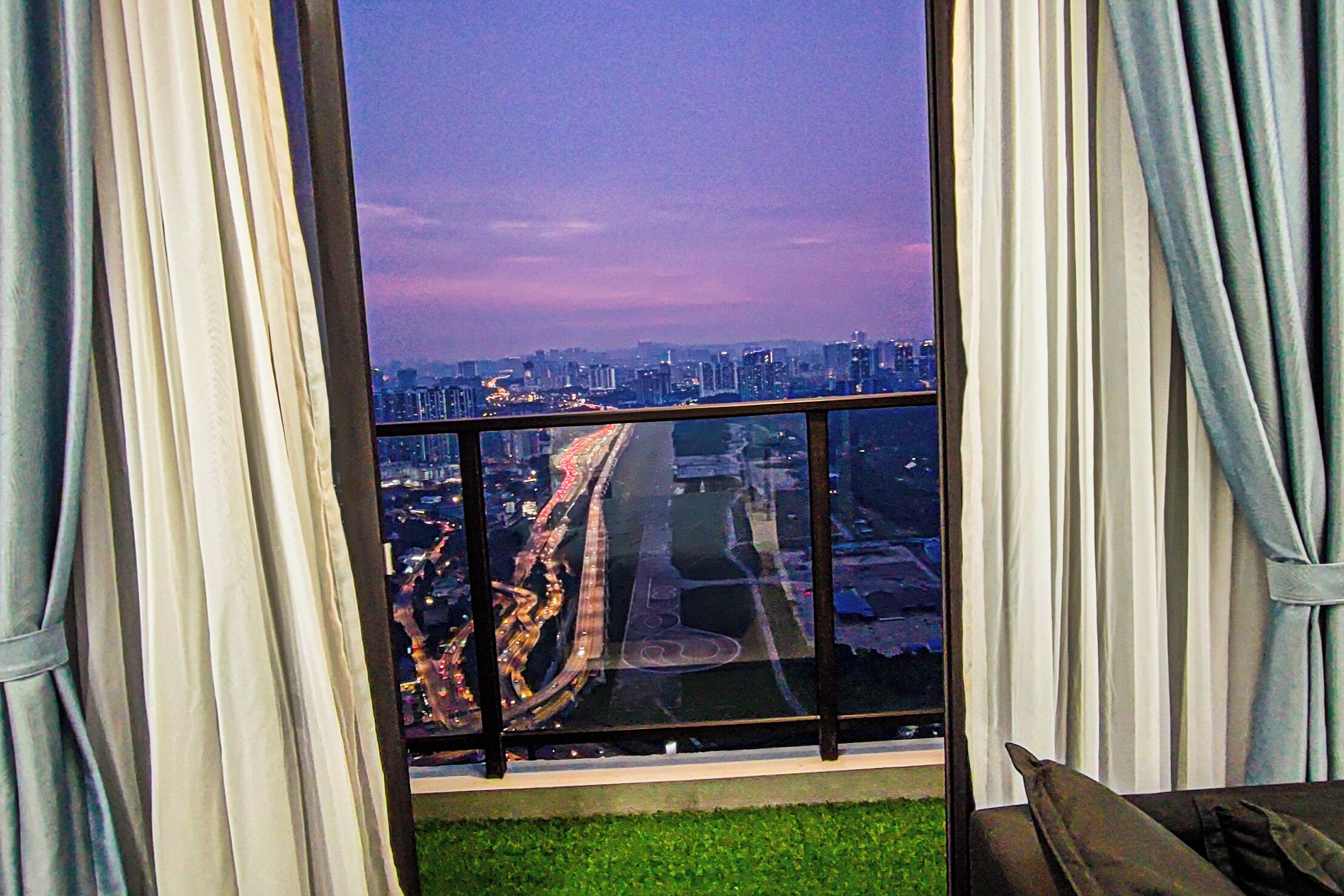 Deluxe-Suite, Balkon, Stadtblick | Bügeleisen/Bügelbrett, kostenloses WLAN