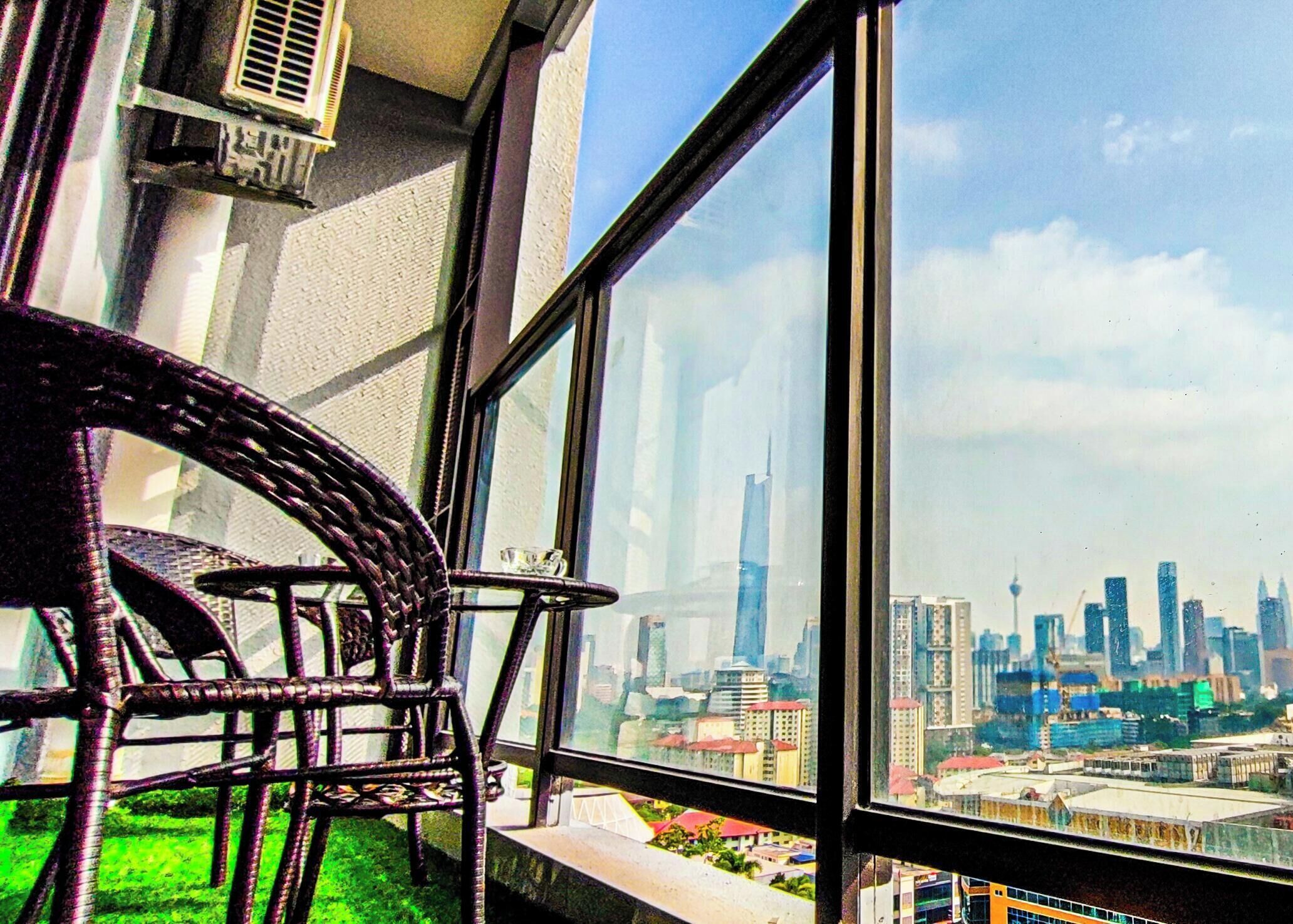 Suite de lujo, balcón, vista a la ciudad | Tabla de planchar con plancha y wifi gratis 