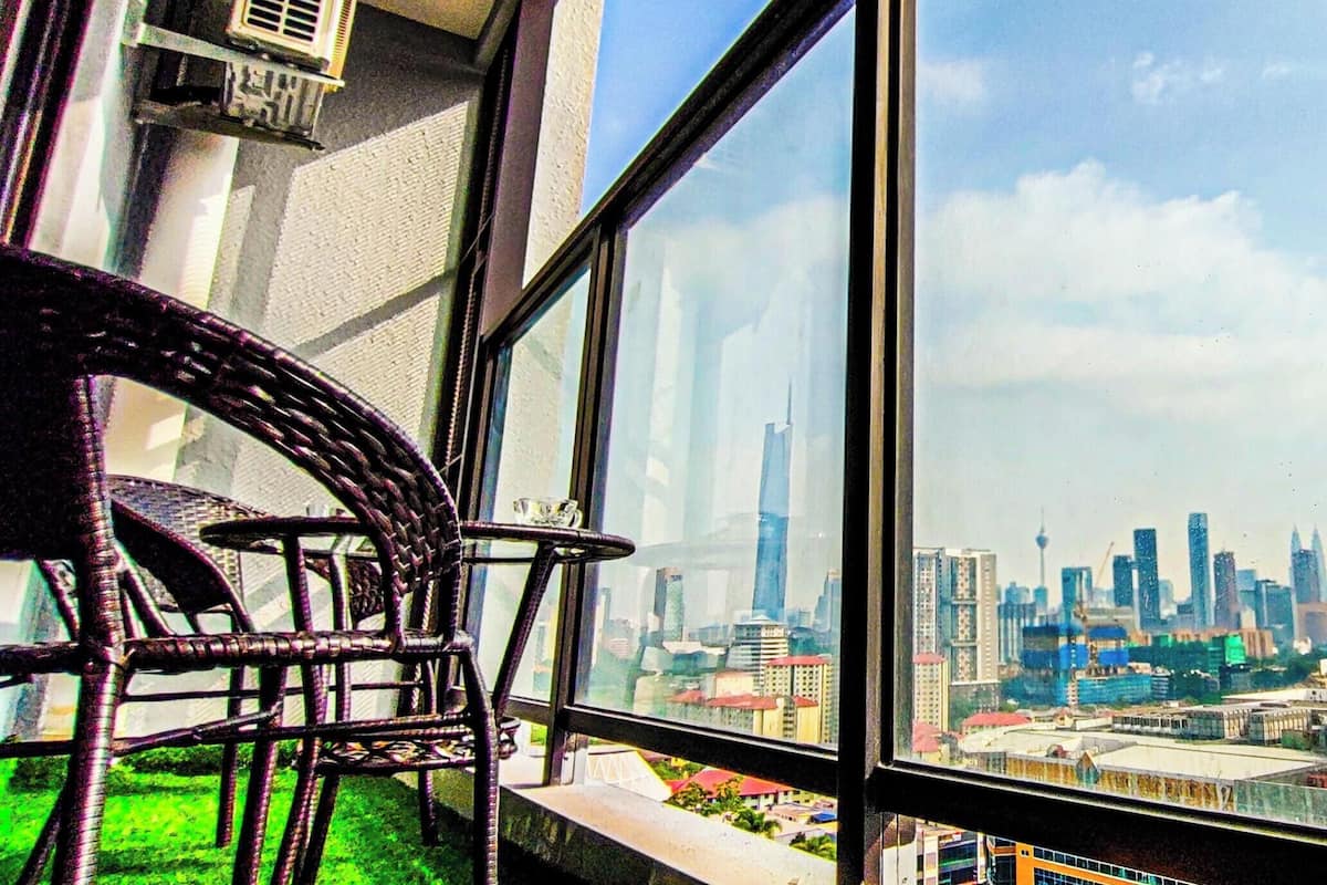 Suite de lujo, balcón, vista a la ciudad | Tabla de planchar con plancha y wifi gratis