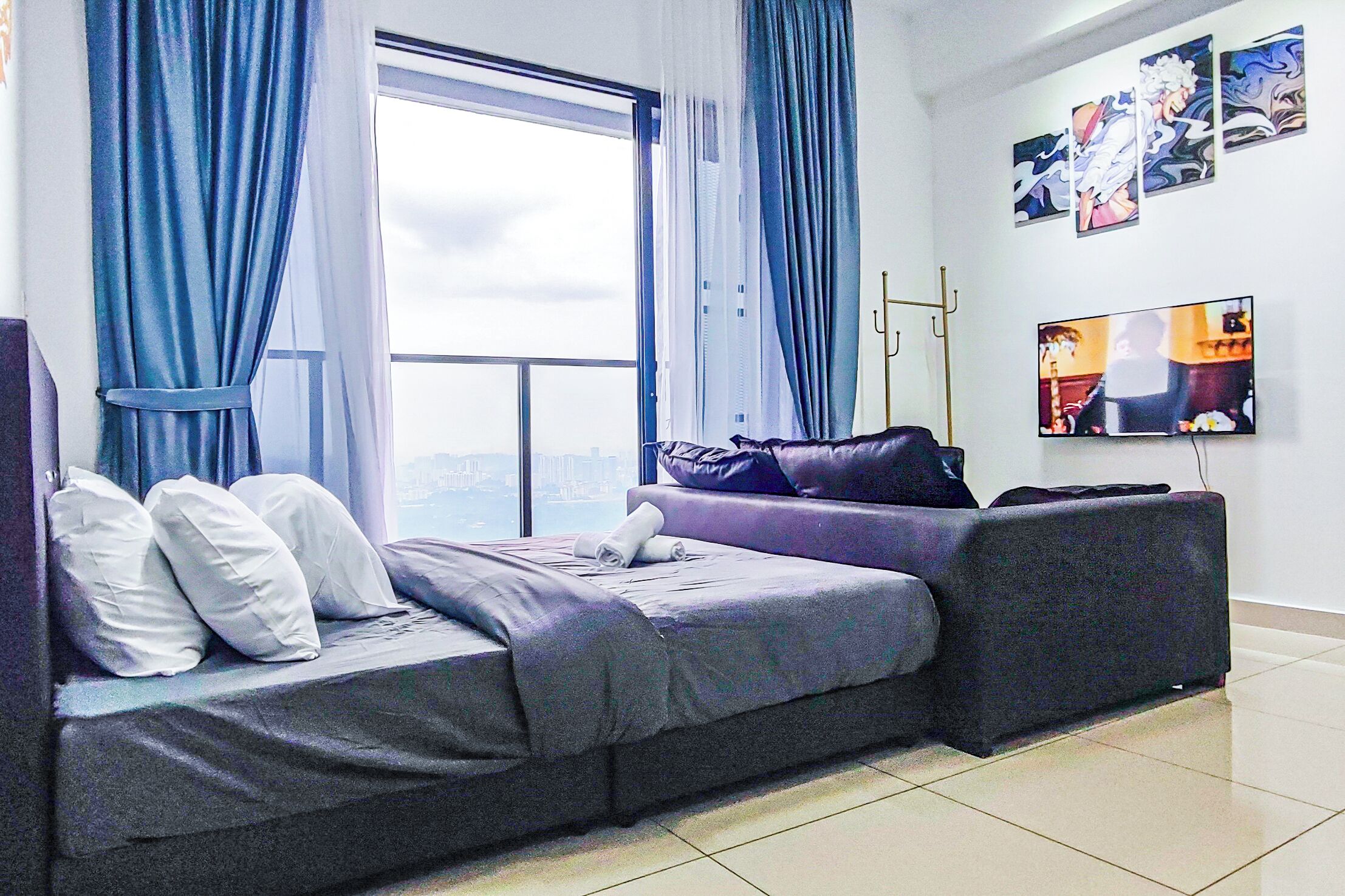 Deluxe Suite, Balcony, City View | Iron/ironing board, free WiFi