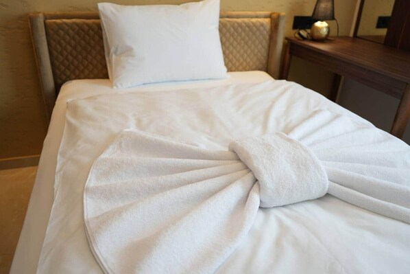 3 bedrooms, WiFi, bed sheets - 3-Bedroom Flat 5 Beds Terrace Family Business NO3 (Garbsen)