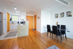 Apartament, vistes a la ciutat | Zona de menjador de l'habitació