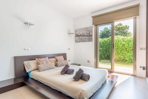 Villa | 2 bedrooms, laptop workspace, iron/ironing board, bed sheets