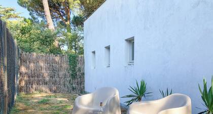 L'Annexe 55, near the village and at the foot of the dune overlooking the sea