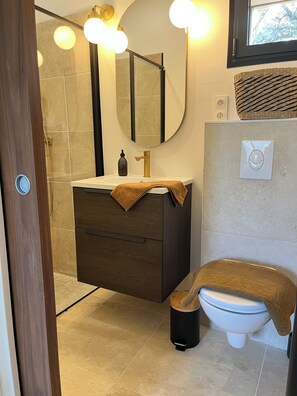 SĂšche-cheveux, serviettes fournies, savon, papier toilette