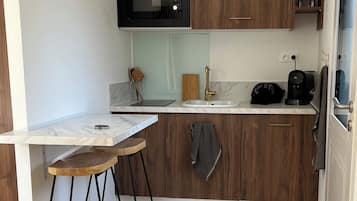 Réfrigérateur, micro-ondes, plaque de cuisson, cafetiÚre/bouilloire