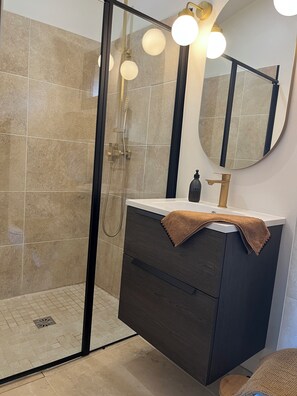 Sèche-cheveux, serviettes fournies, savon, papier toilette