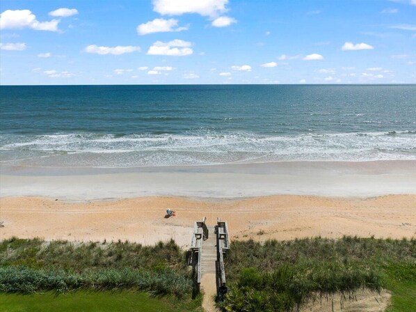 On the beach - Ocean Views • Pool/Club • Sleeps 8 • Pet-Friendly (Palm Coast)