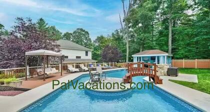 Cheerful 5-bedroom resort with private pool in charming Pocono mountains