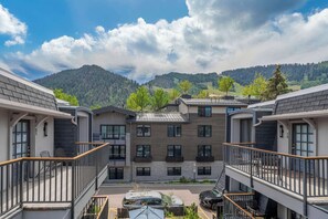 Exterior - 1 Block to Gondola  Updated Top-Floor 2BR 2BA (Aspen)