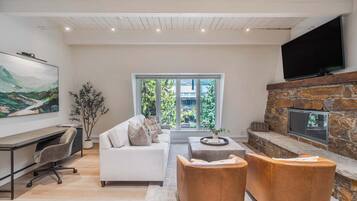 Smart TV, chimenea, estéreo y oficina