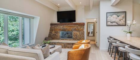 Televisie, een open haard, een stereo en een kantoor