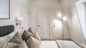 2 bedrooms, in-room safe, desk, iron/ironing board