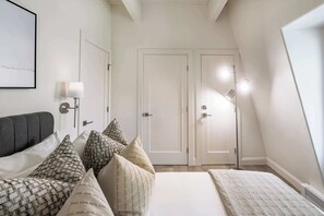 2 bedrooms, in-room safe, desk, iron/ironing board