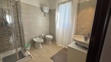 Suihku, hiustenkuivaaja, bidee, pyyhkeet