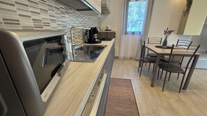 Kühlschrank, Mikrowelle, Ofen, Herdplatte